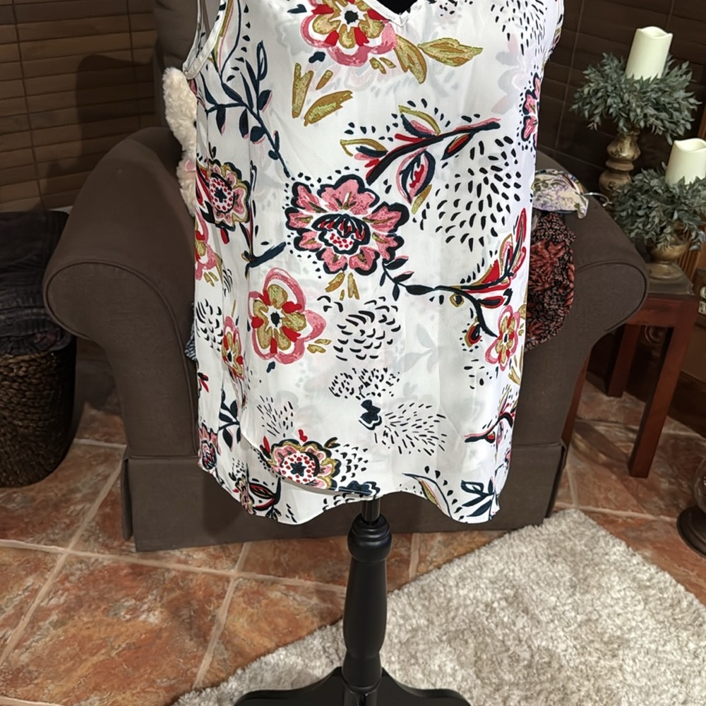 Floral Sleeveless Top - Picture 3 of 4